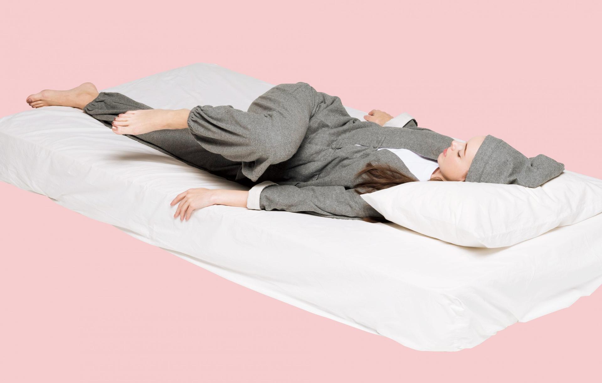 寝起きで腰が固まっている人は。朝ベッド×ジョイントモビリティ