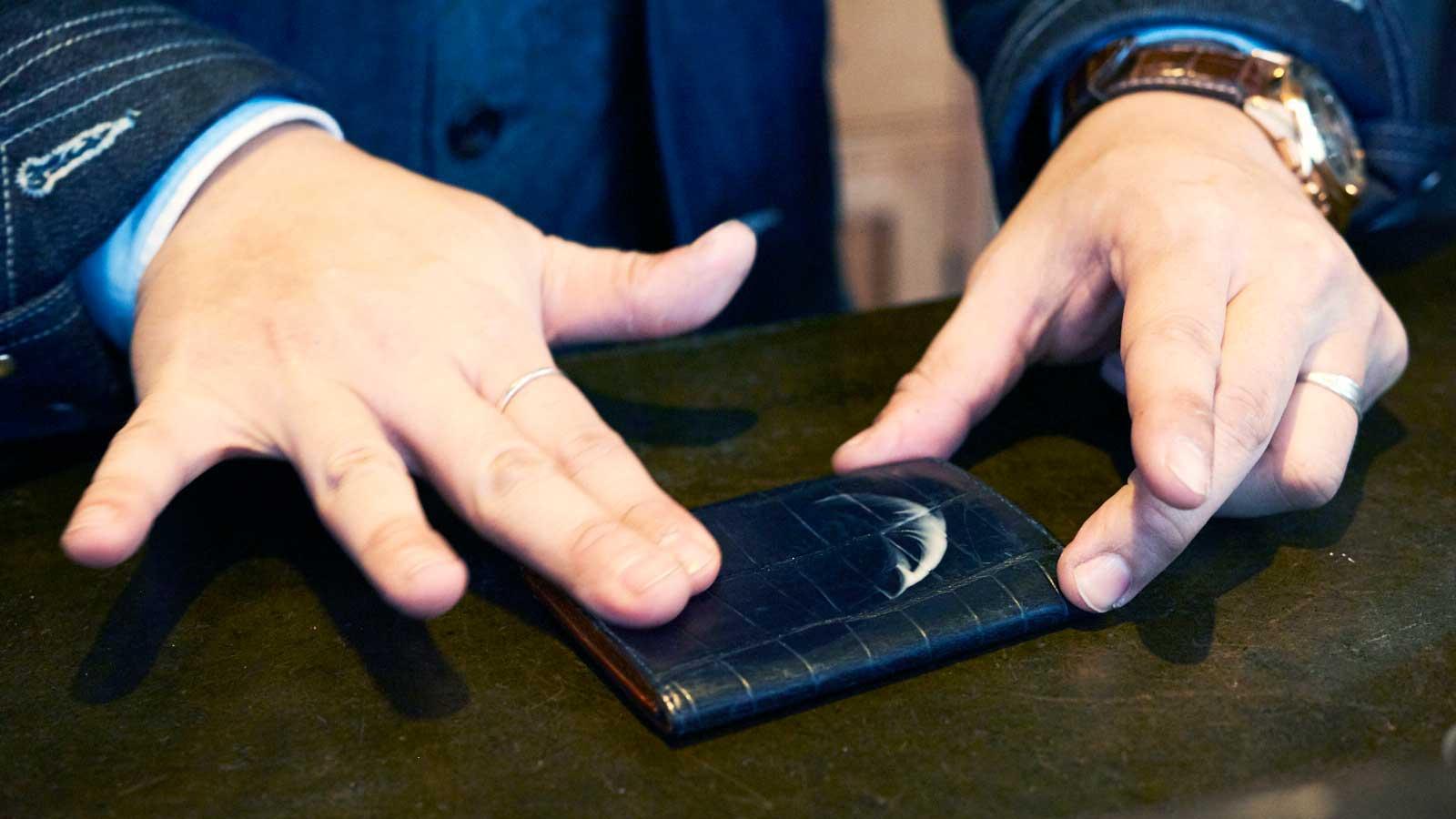 財布と名刺入れにツヤはありますか？ 革小物のお手入れ＆おすすめケアグッズ