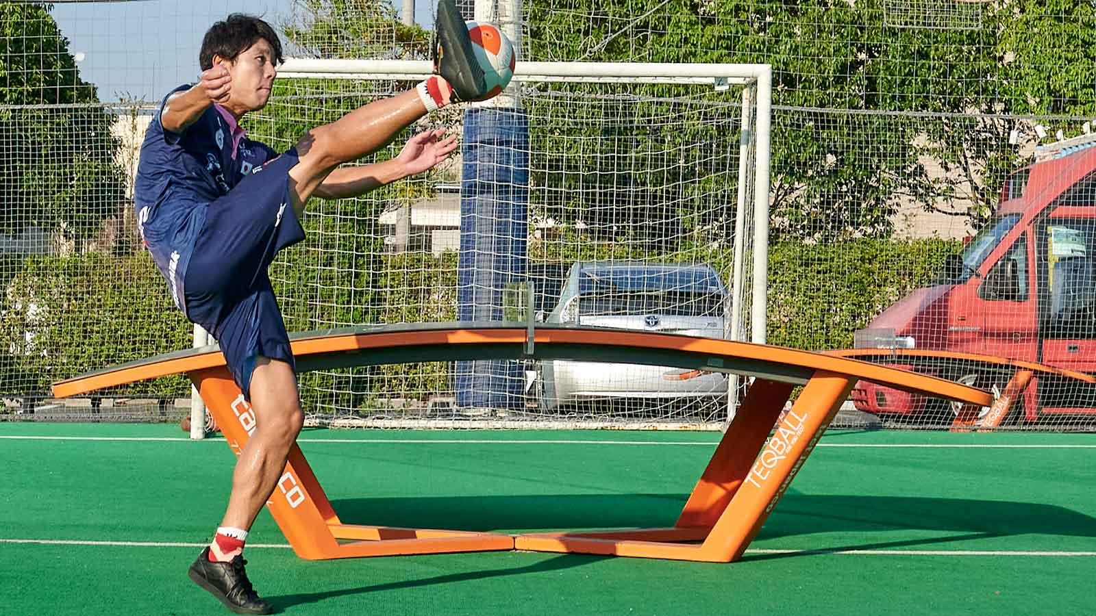 サッカー×卓球！ 注目のニュースポーツ「テックボール」を体験