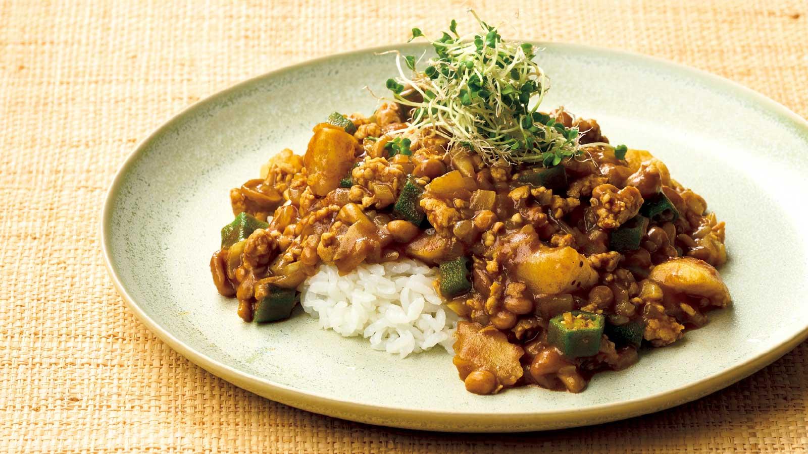 食物繊維たっぷり！4種のねばねばキーマカレー：腸に効く納豆レシピ