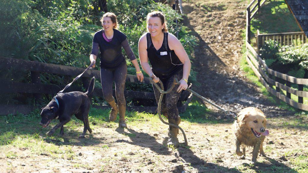 ファミリーで参加できる、ニュージーランドの「犬と飼い主の泥んこレース」