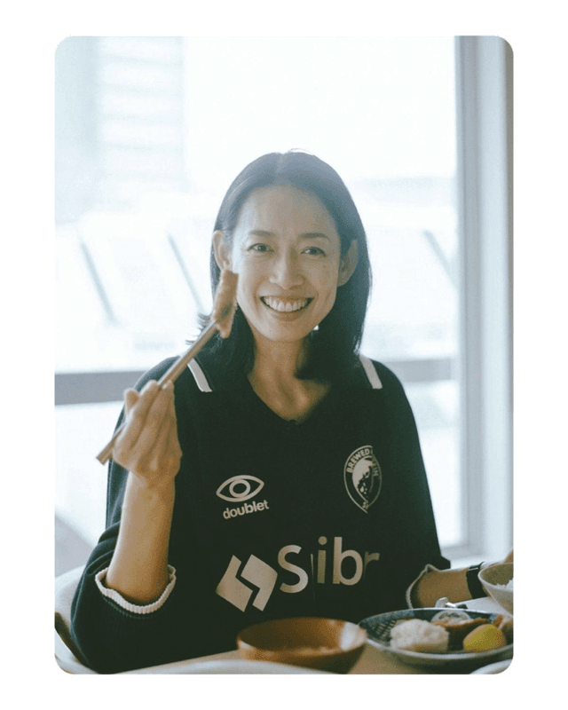 大皿とんかつを囲んで、原沙知絵さんに「自分と相性の良いピラティスの探し方」を訊く。｜麻生要一郎のテーブル・トーク