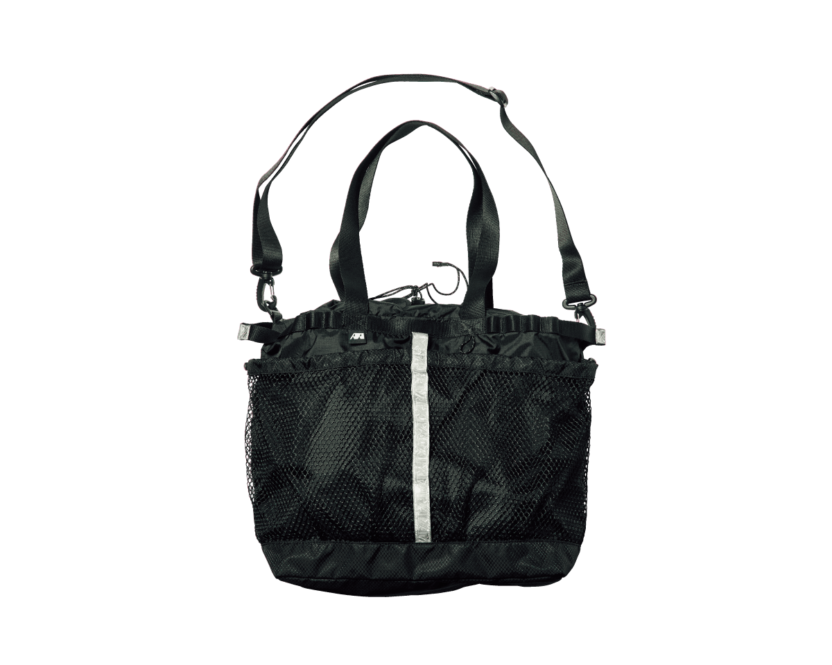猫の目のように夜間は光る。〈maastik〉のトートバッグ。