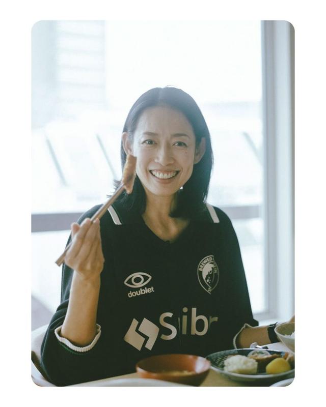 大皿とんかつを囲んで、原沙知絵さんに「自分と相性の良いピラティスの探し方」を訊く。｜麻生要一郎のテーブル・トーク