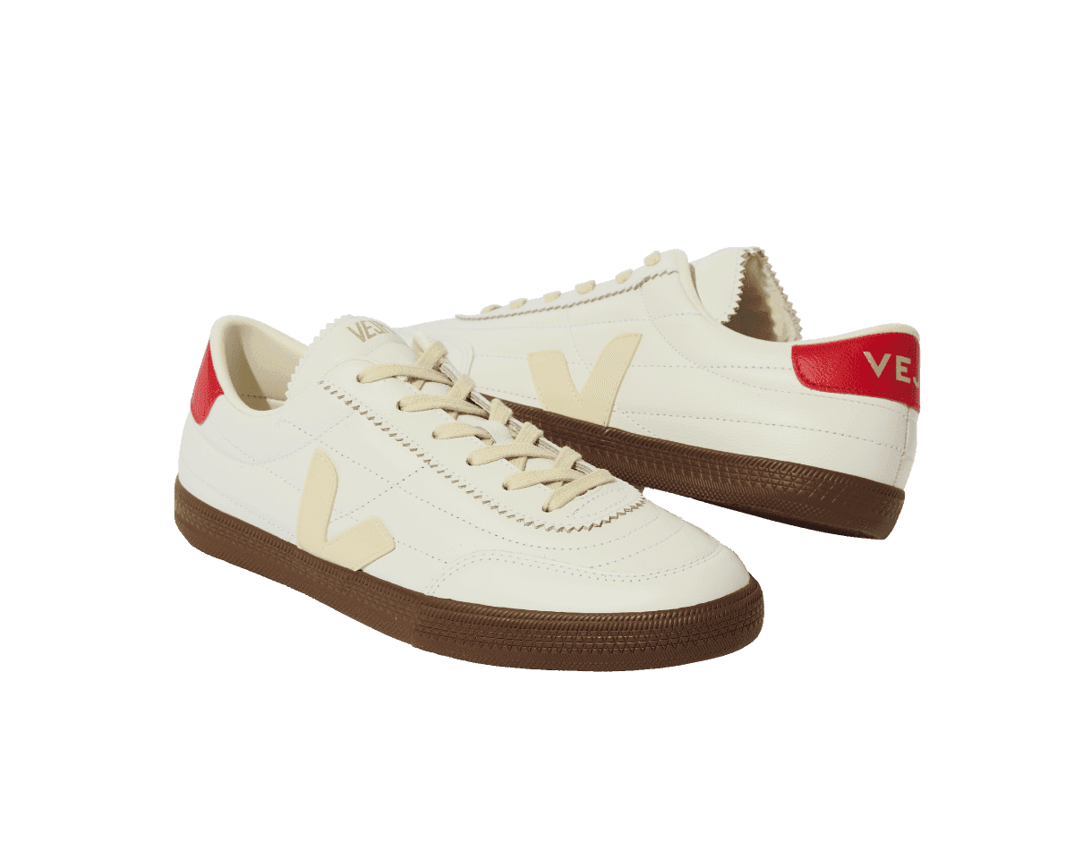 新作にして、早くも名品の佇まい。 〈VEJA〉のスニーカー。