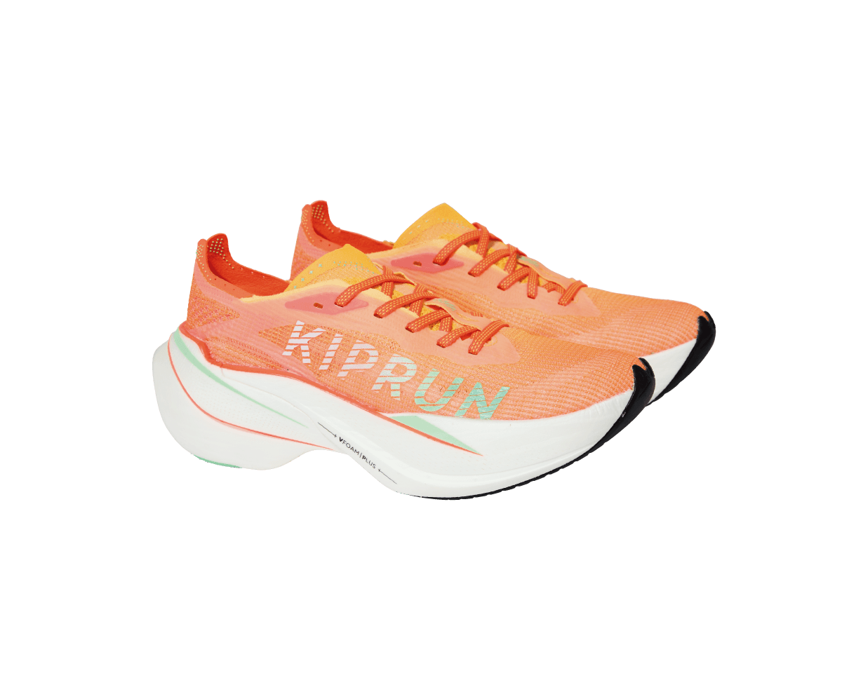 〈KIPRUN〉のスニーカー
