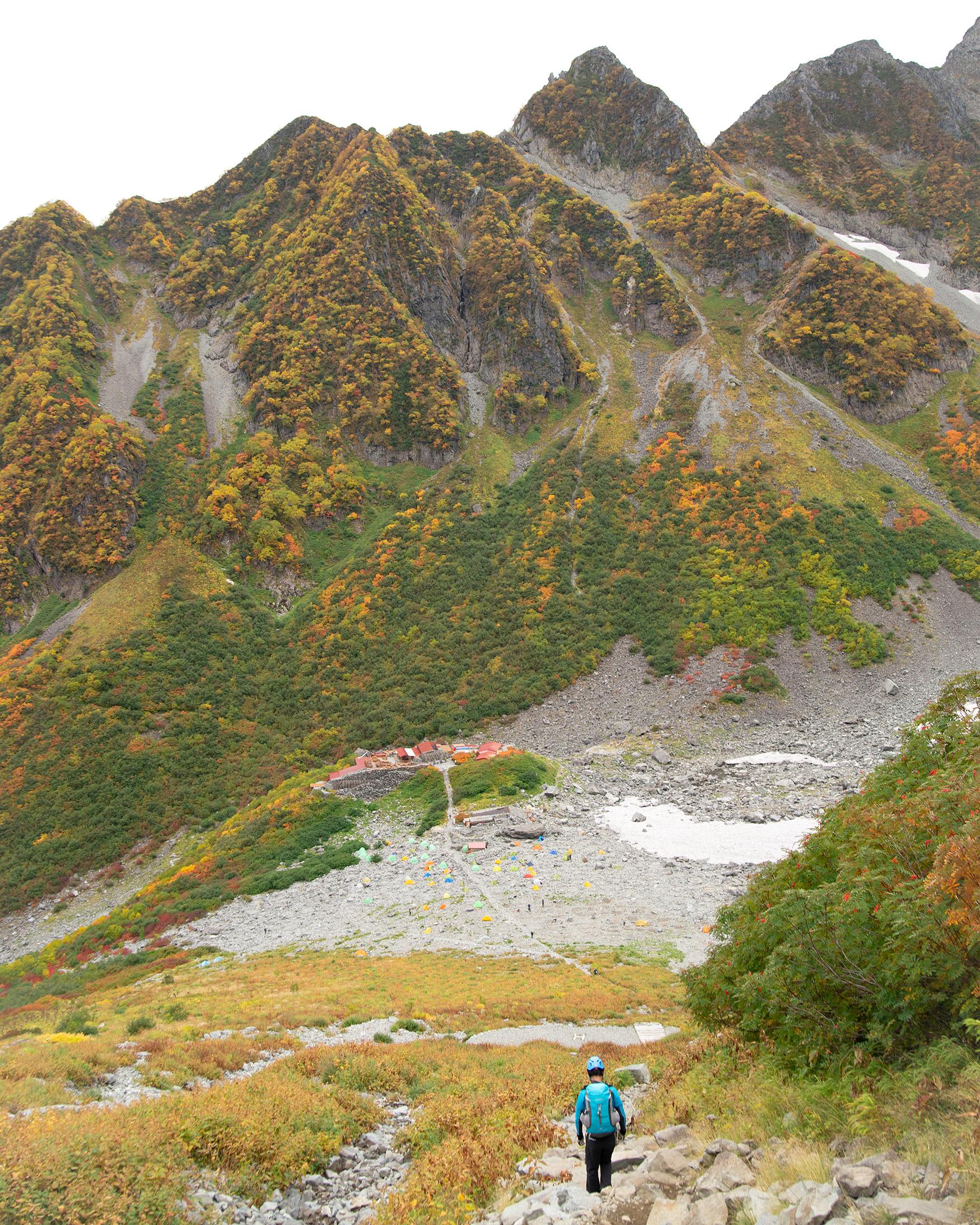 初秋の北アルプス・涸沢で、山々に囲まれる贅沢な紅葉狩りを。｜9月の山・涸沢