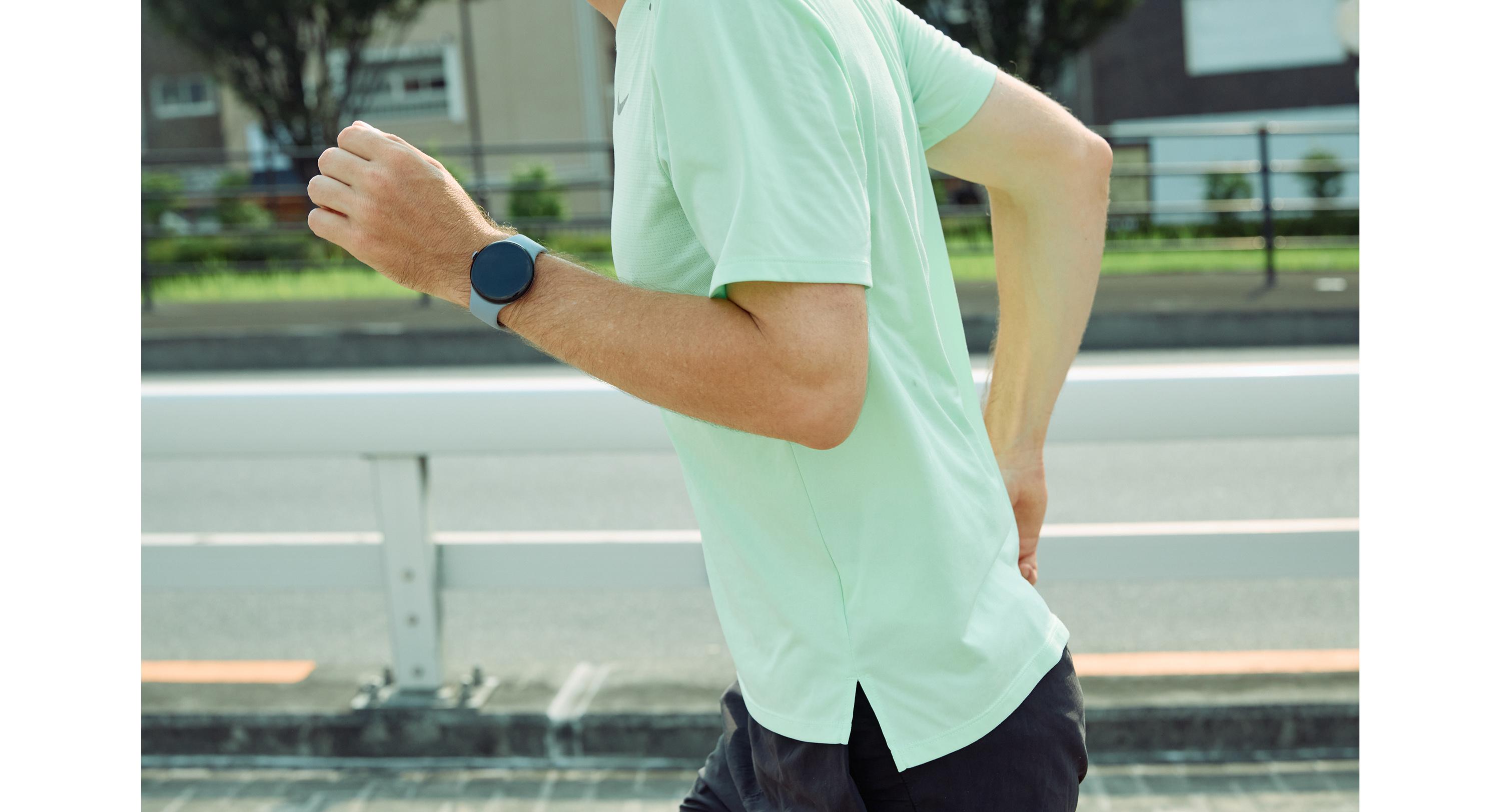 《Google Pixel Watch 4》45mmサイズは、迫力あるディスプレイに反して重さはたったの36.7g（バンドを除く）。ソフトな装着感で、運動中に身につけていても気にならない。