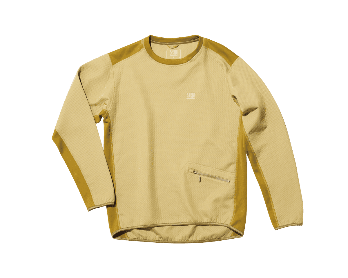 薄手なのに保温力はバッチリ。〈KARRIMOR〉の長袖シャツ。