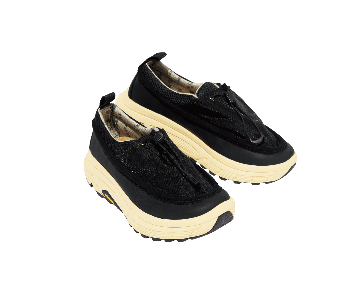 街歩きから春の軽登山までこれ一足。〈pg〉のスニーカー。