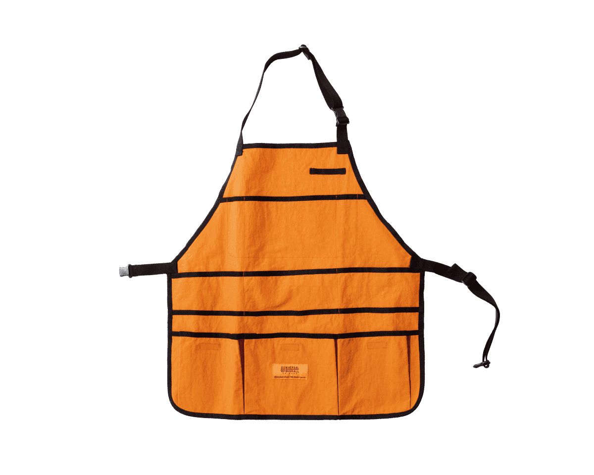 〈UNIVERSAL OVERALL〉のエプロン。