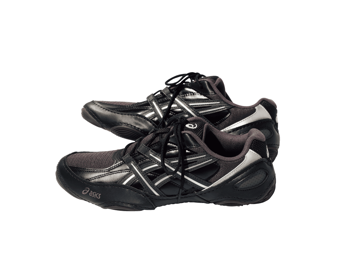 〈ASICS〉のスニーカー