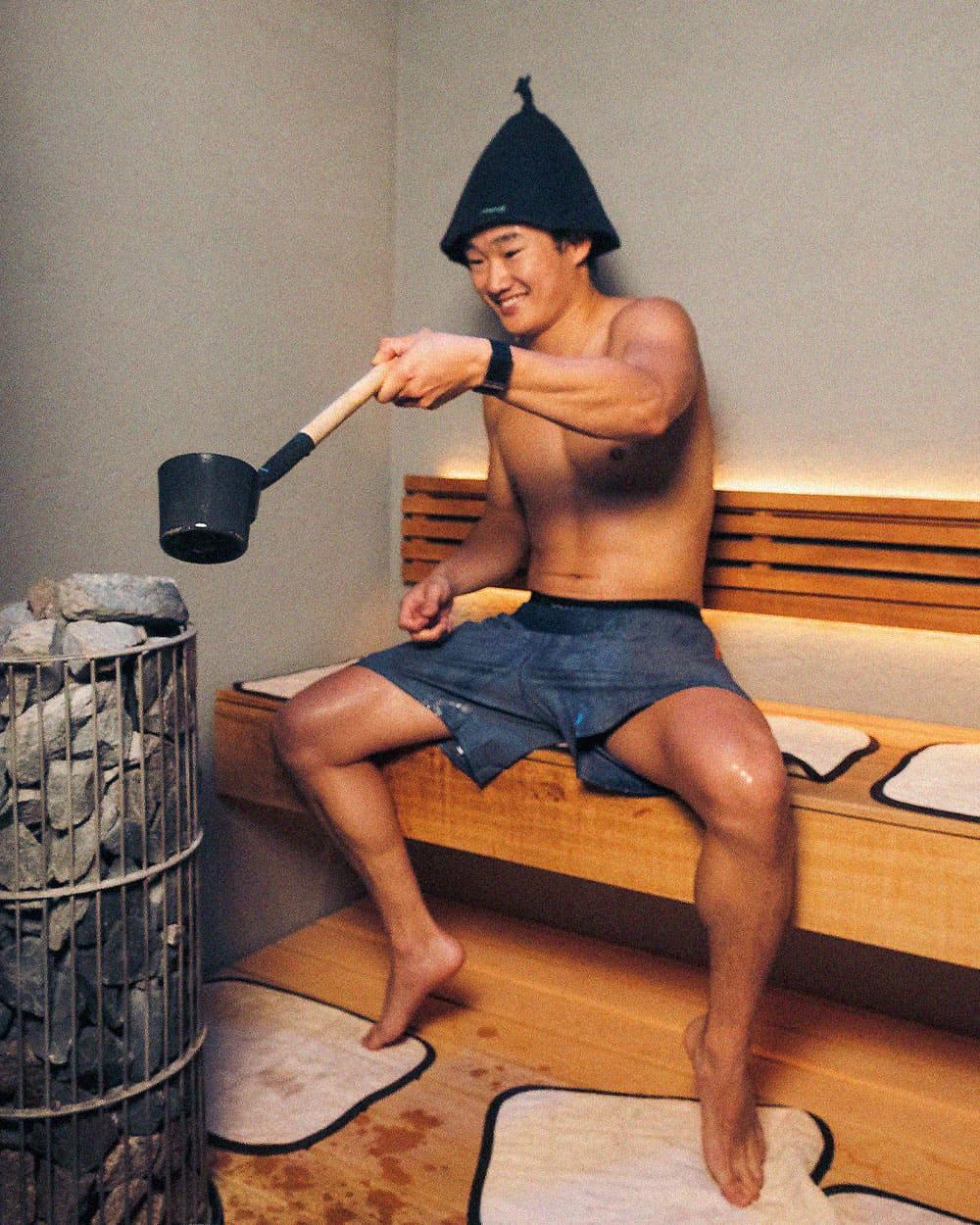 角田ゆうきさんがロウリュしている画像