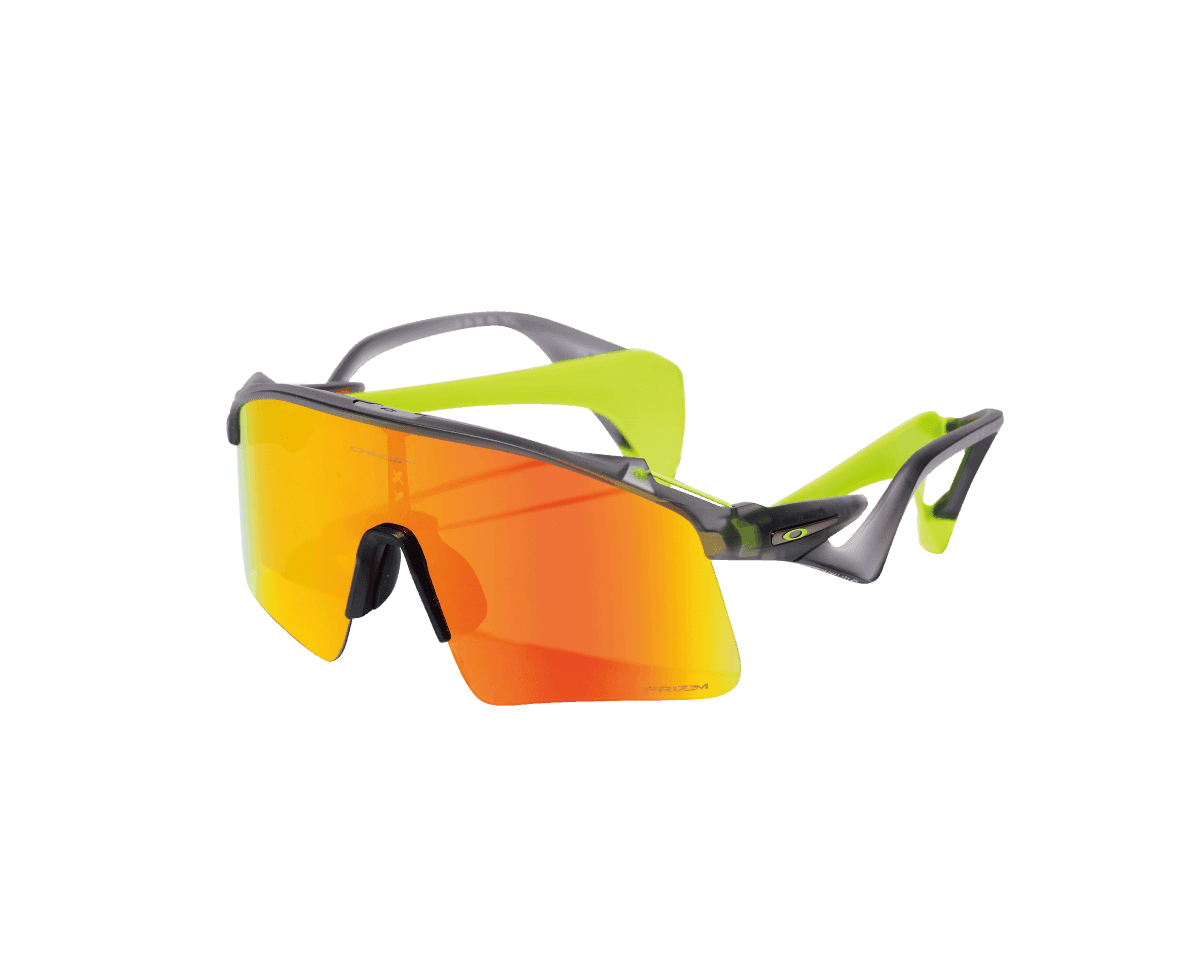 〈OAKLEY〉のサングラスはフィット感、カラー、視界も良好。