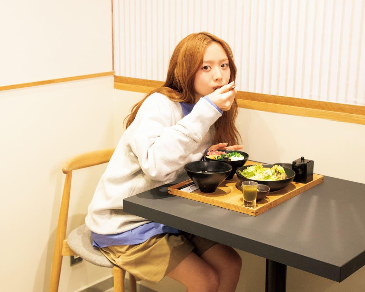 森香澄が食事している画像