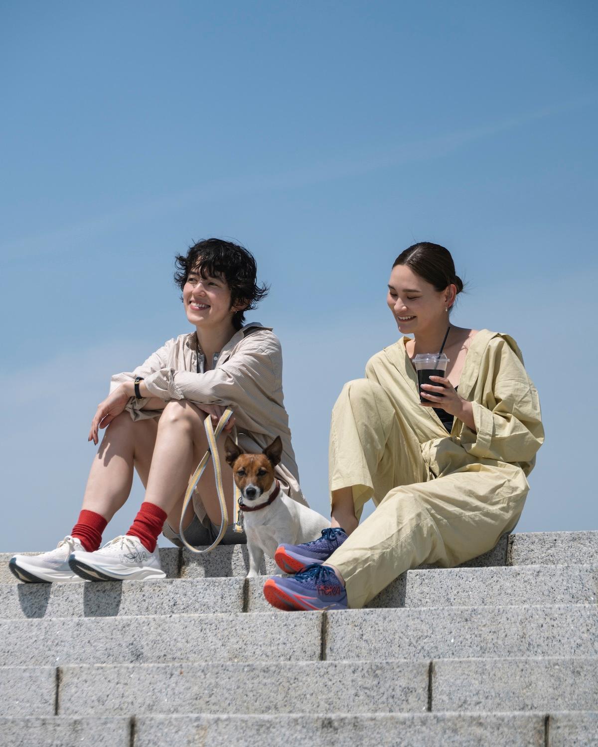 〈HOKA〉の《Mach 7》を履いた道木マヤさんと池田奈穂さん