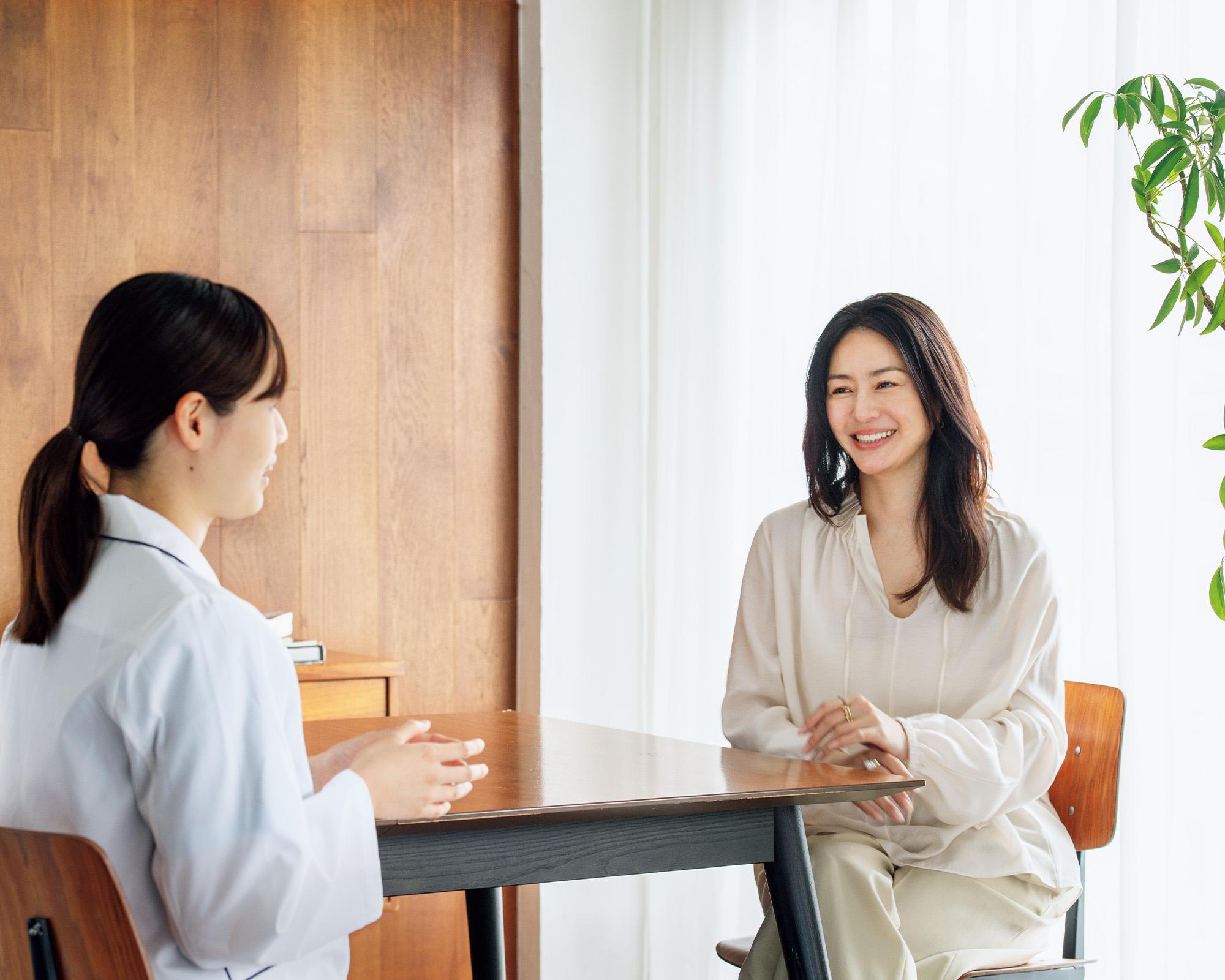 俳優・井川遥さん×〈ファンケル〉研究員・下段 詩絵理さんの会話している様子