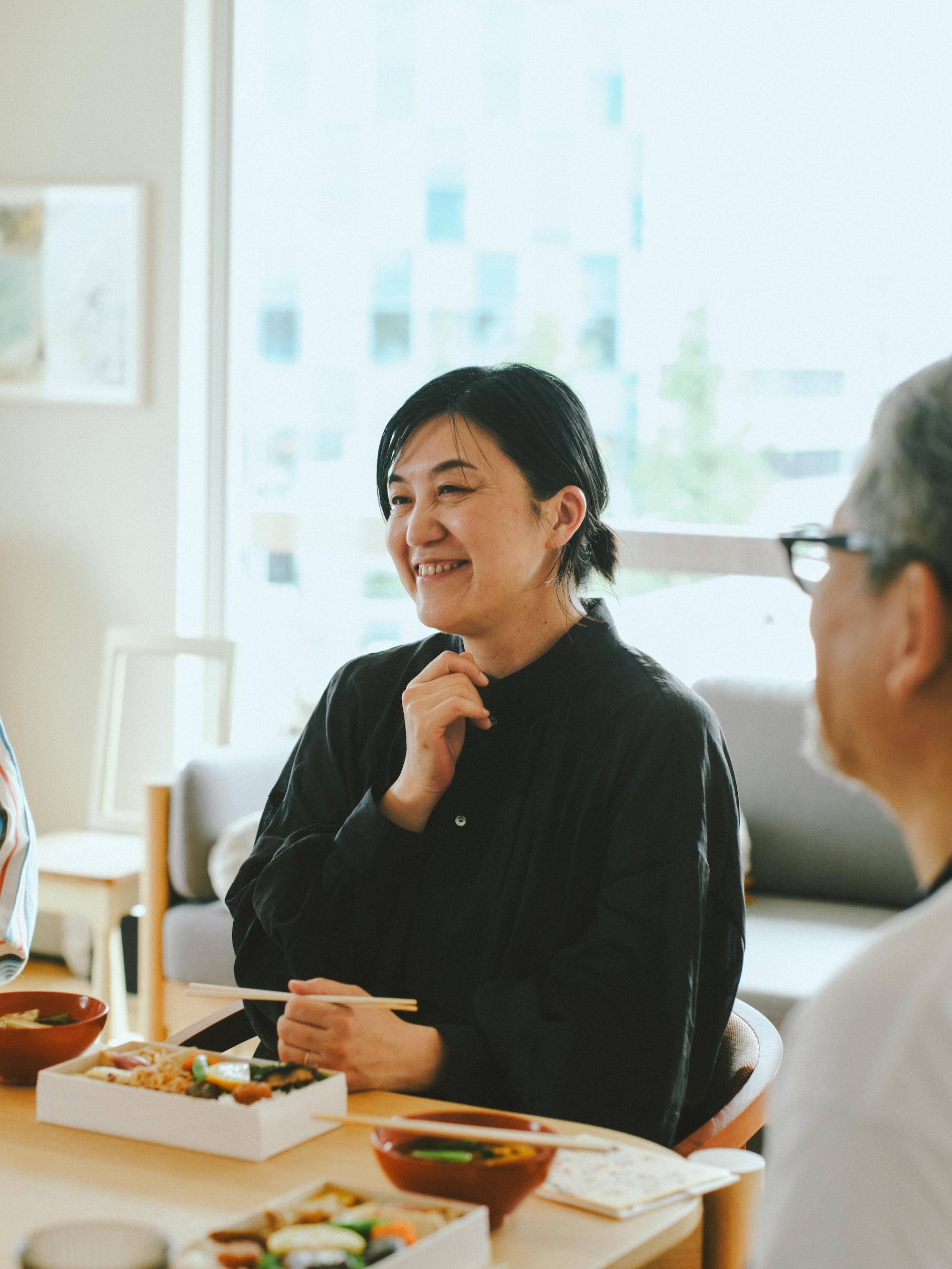 お弁当を箸でつつきながら、大脇千加子さんと旅先で健康でいる方法を語り合う。｜麻生要一郎のテーブル・トーク