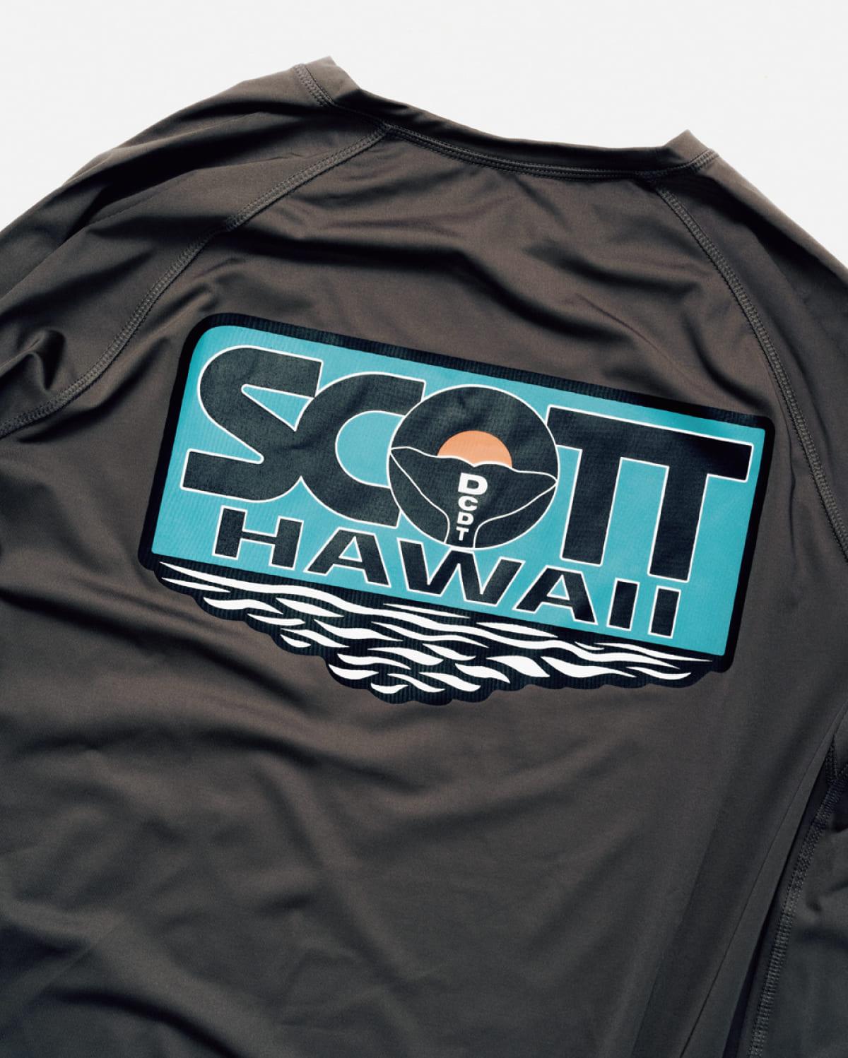 水辺でも、街でも着れる〈DESCENDANT × SCOTT HAWAII〉のラッシュガード。