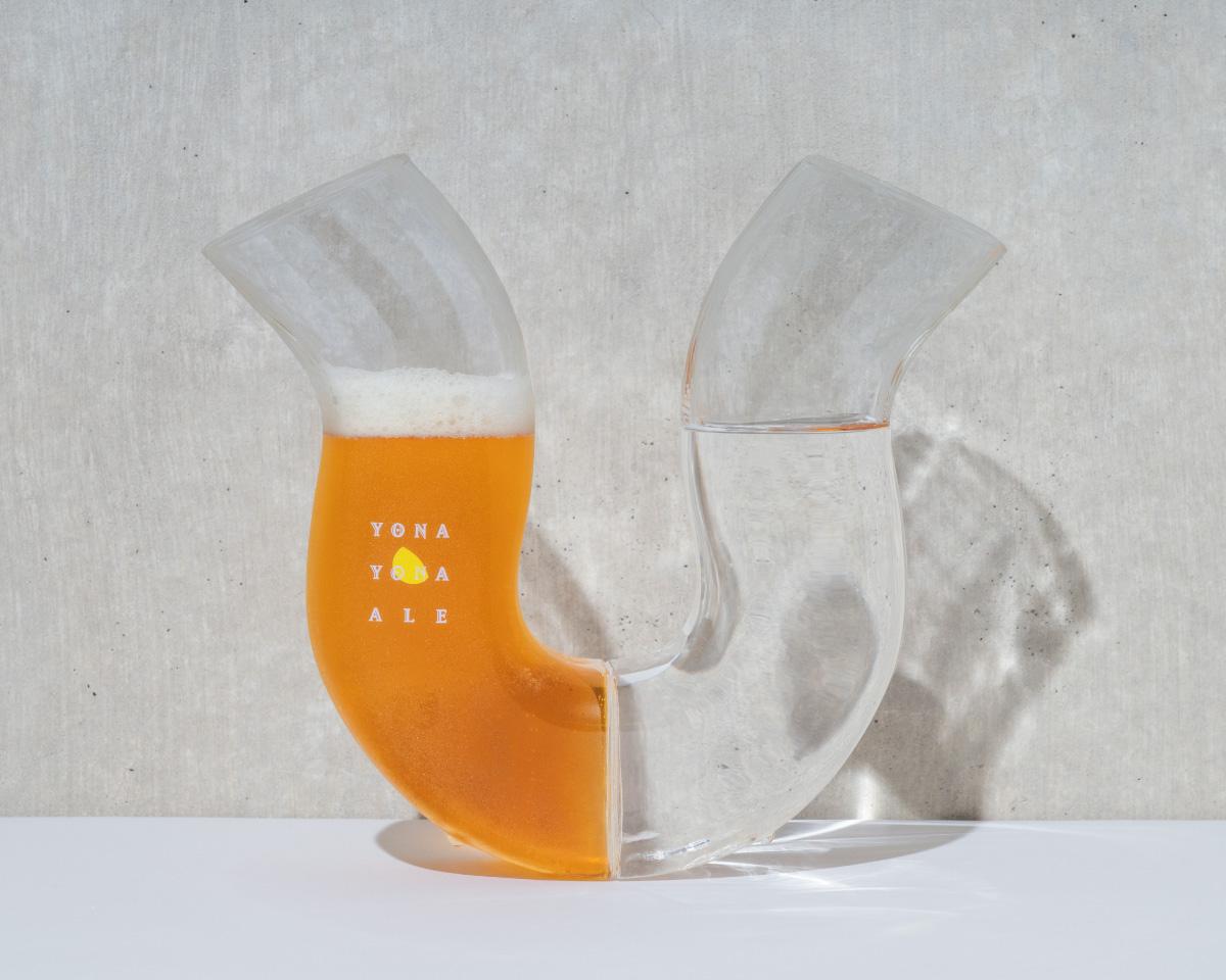 水を飲まないと倒れる!? ユニークな「ふらつくビアグラス」。