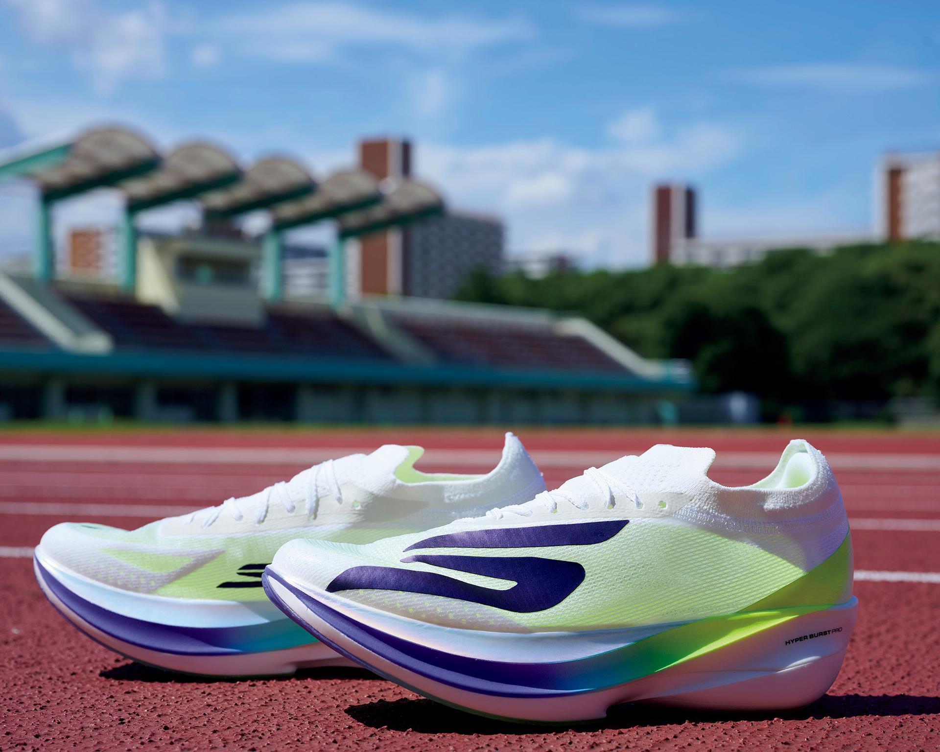 〈SKECHERS〉本気の狼煙。究極の履きやすさを求めた、スーパーシューズが誕生。