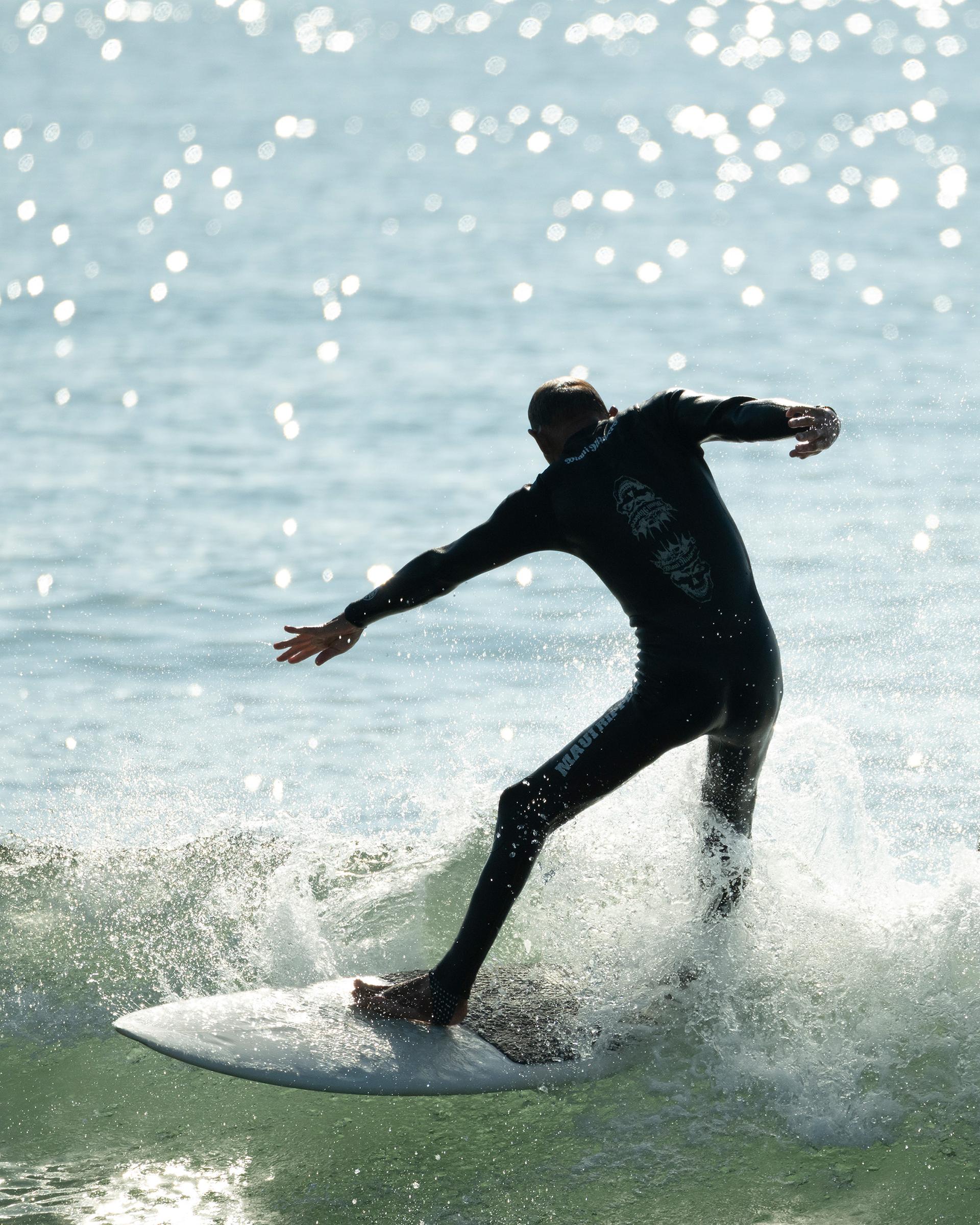 サーフィンをする勝倉直道さん