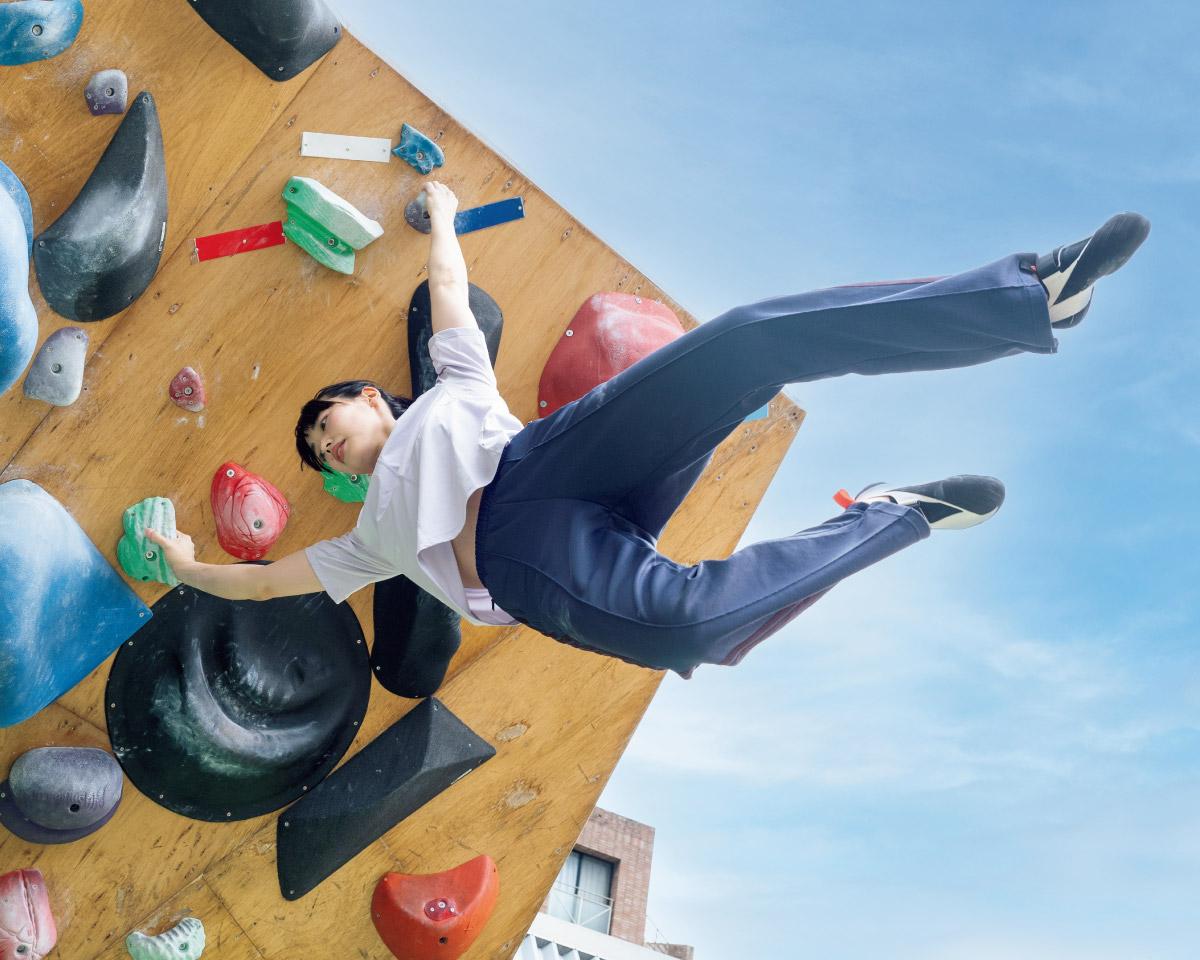 フリークライマーの大場美和さんがクライミングしている画像