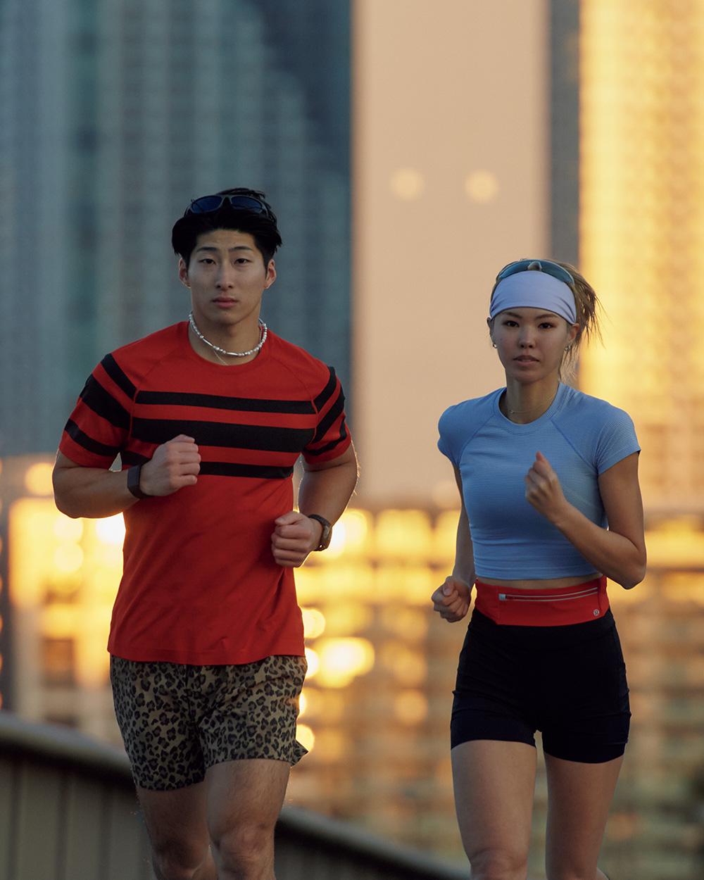 shotaと小山春香が夕暮れを走っている画像