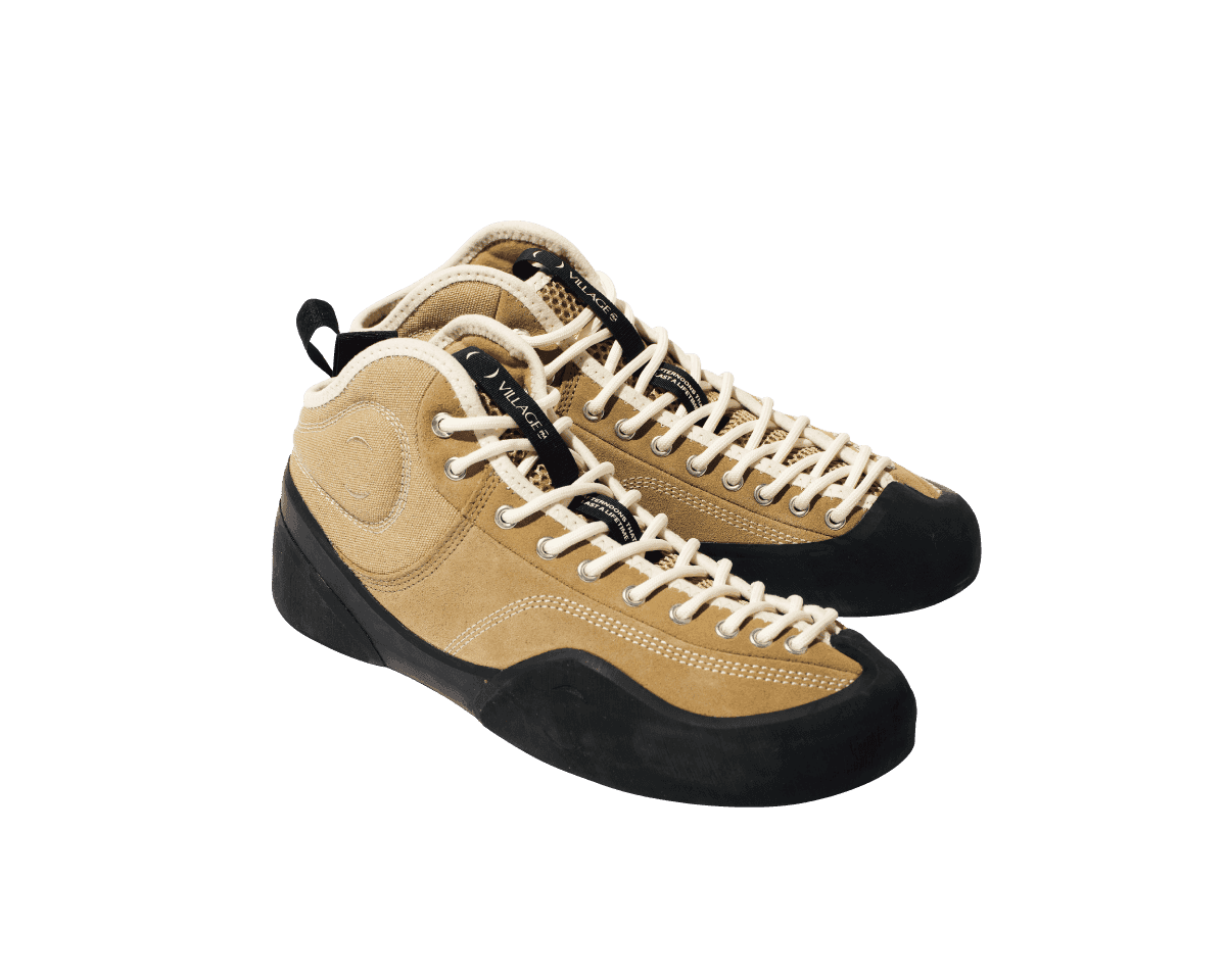 強く蹴り出す“一歩”の安心を確保する〈Village PM〉のシューズ。