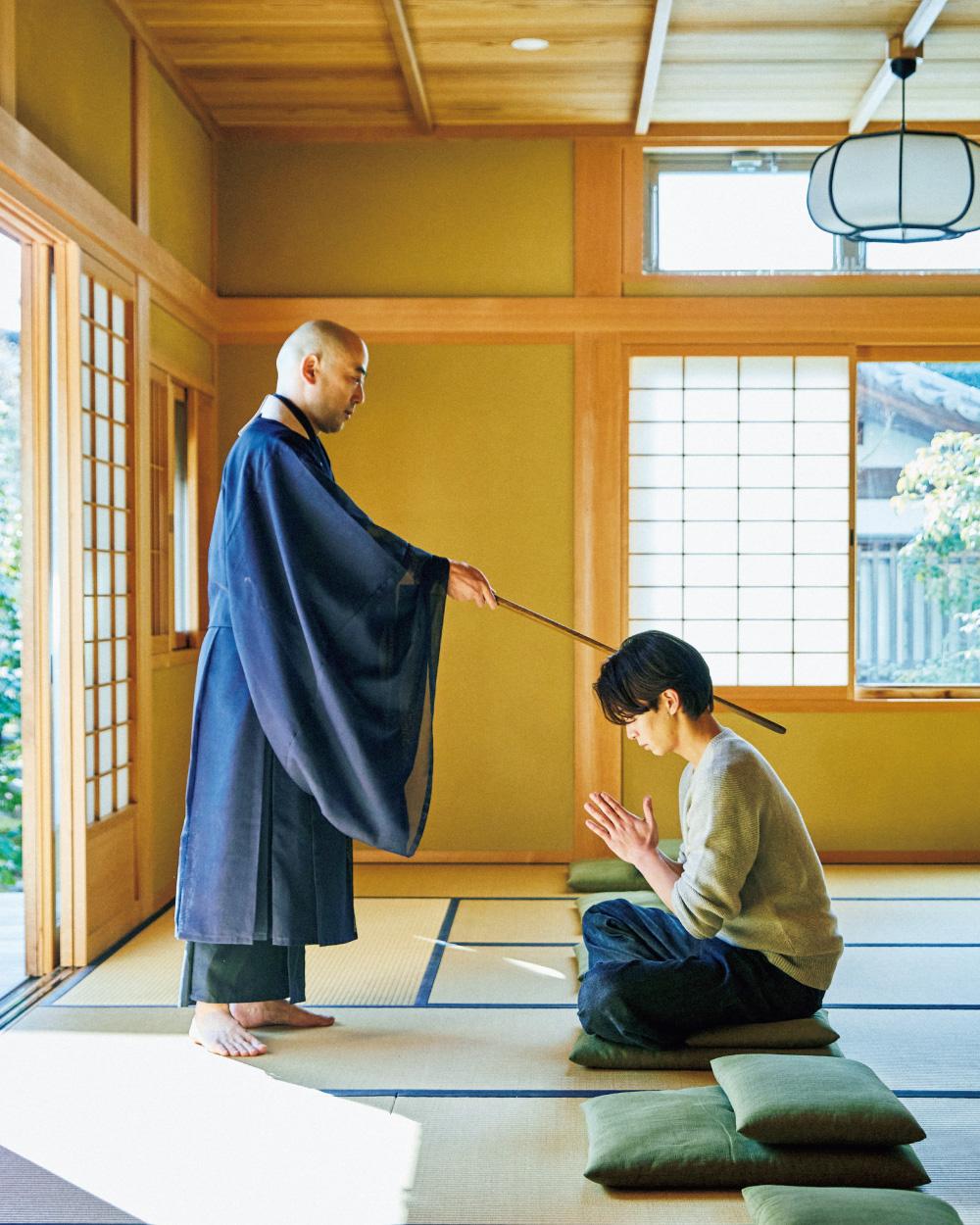 坐禅を組んでいる様子