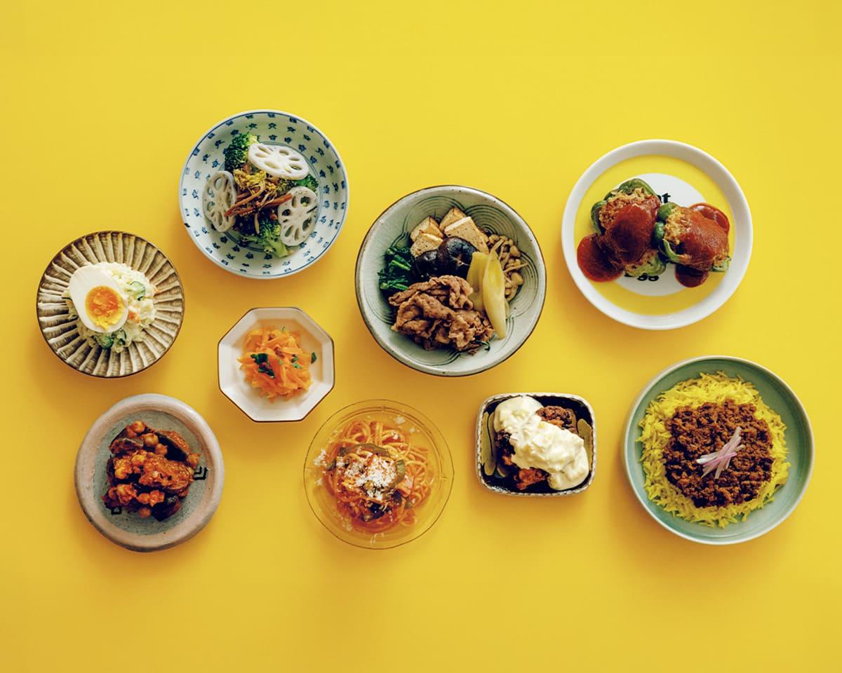 小皿に料理をたくさん乗せた様子