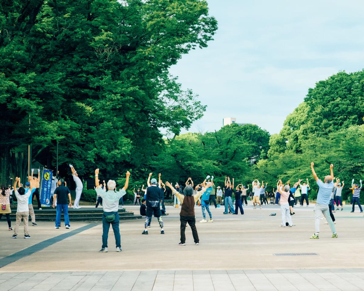 上野公園でラジオ体操をしている様子