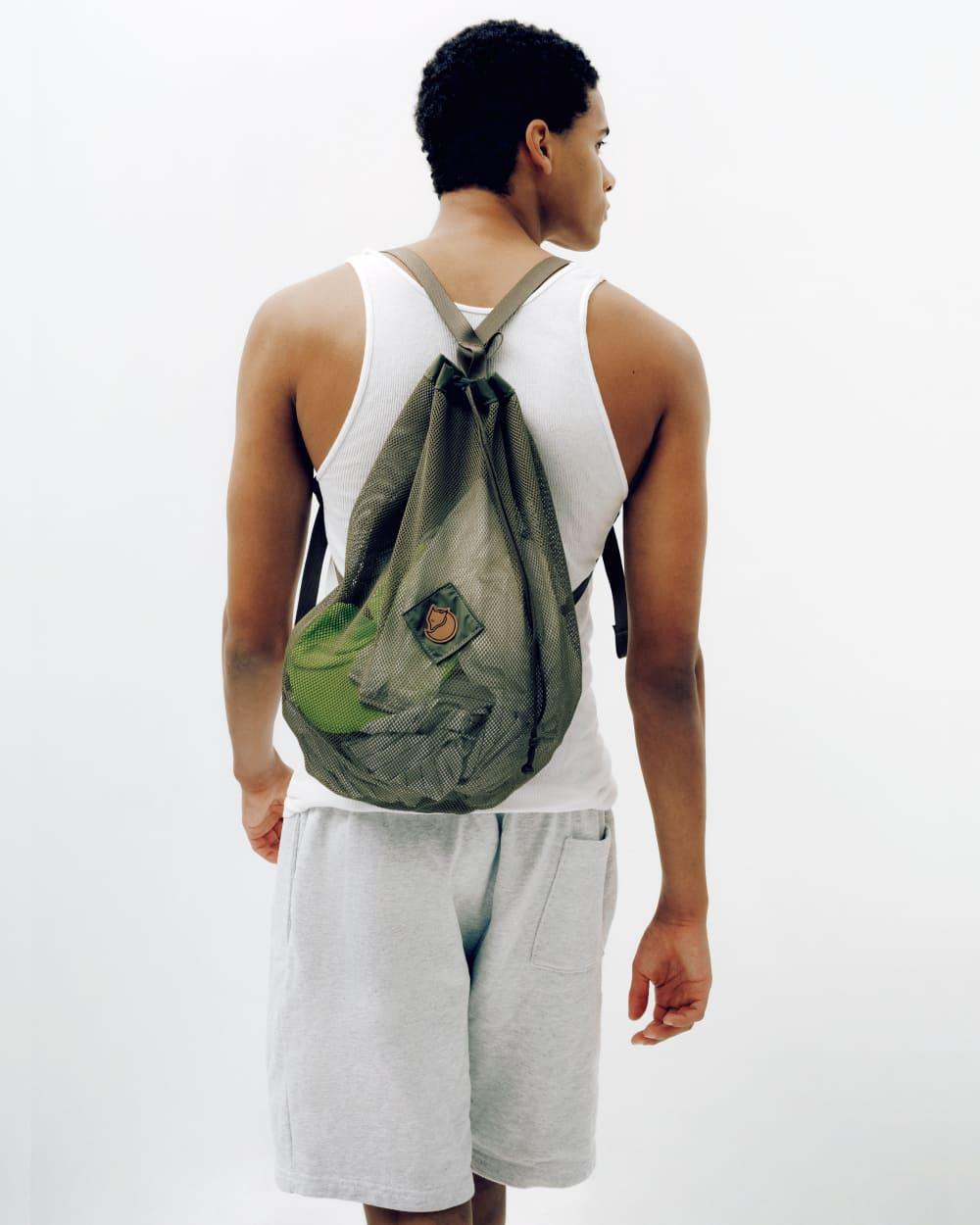 〈FJALLRAVEN〉のメッシュバッグは、ポケットに入る相棒。