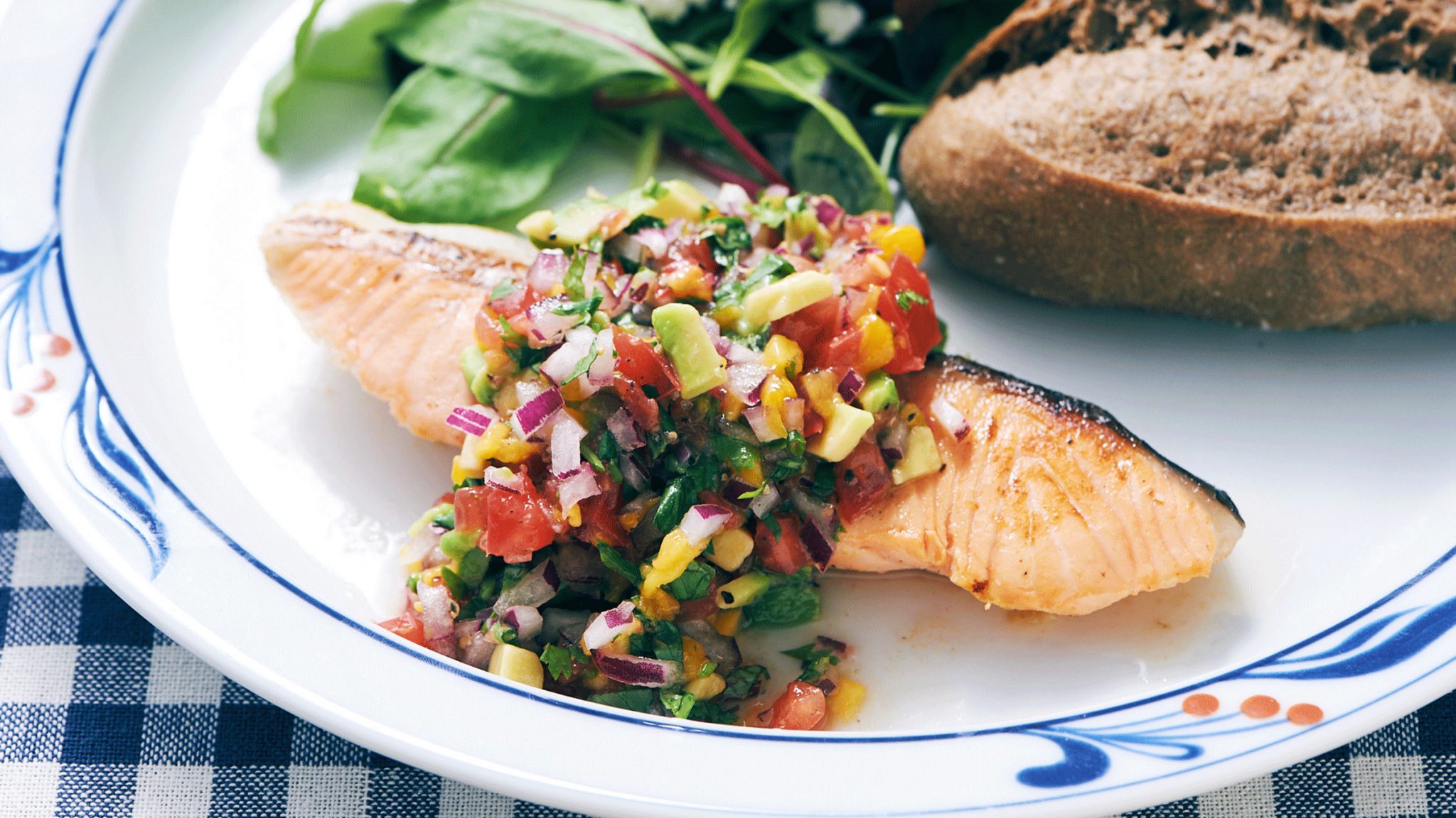 黒焼きローストサーモンとアボカド＆マンゴーサルサのレシピ