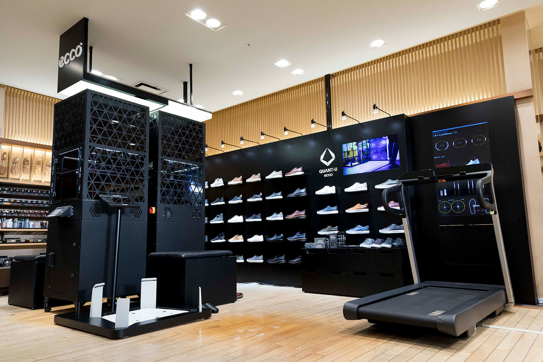 東京・新宿伊勢丹メンズ館紳士靴売場で展開されている〈ECCO〉のポップアップストア。右側にあるトレッドミル、そして中央にある3Dプリンター、3D足型計測器は、今回体験させてもらった実物が設置されている。
