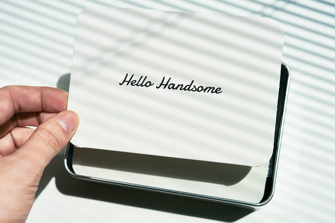 フタを開けると「Hello Handsome」の文字が。