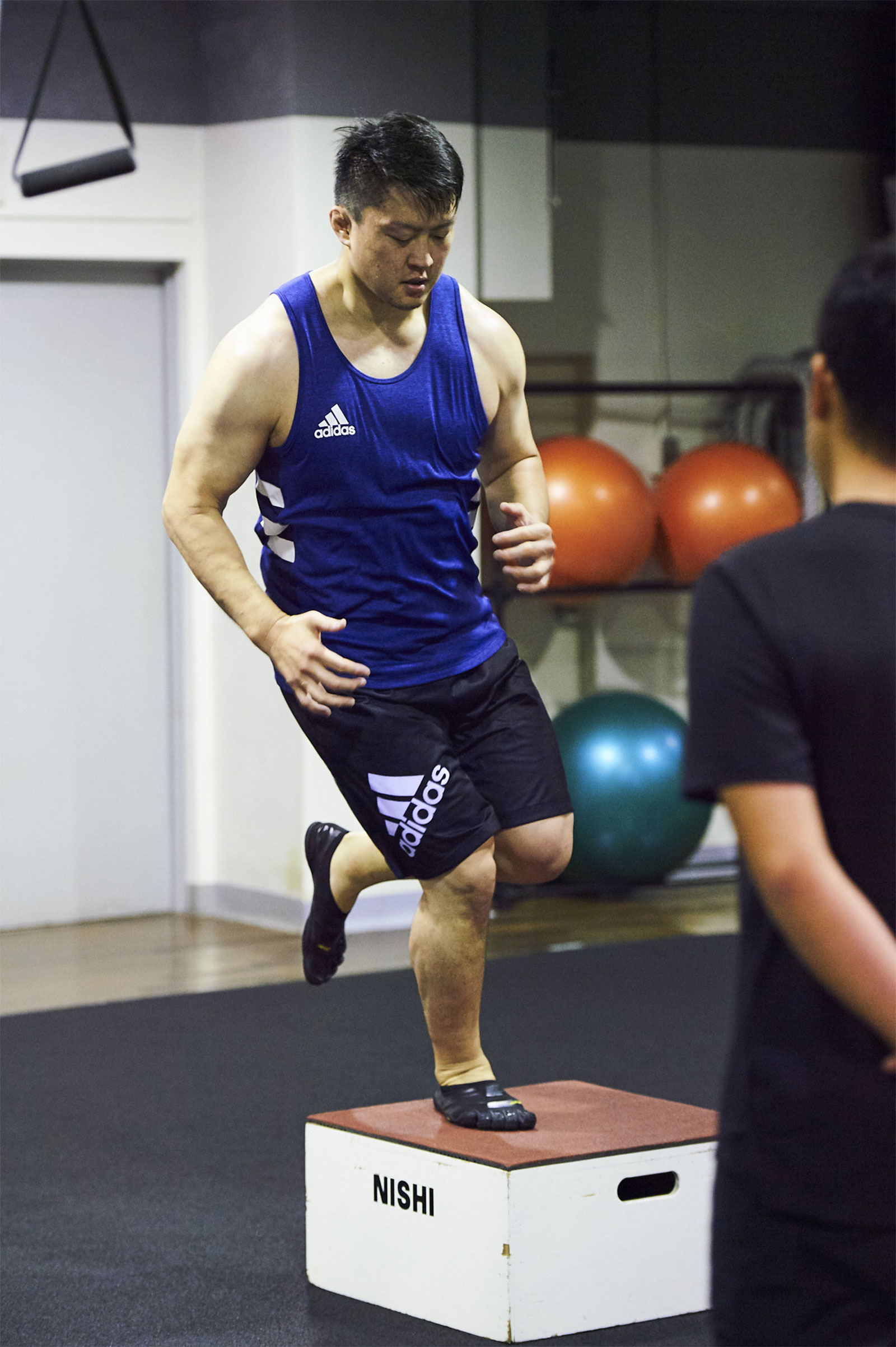 片脚で行うボックスジャンプ。前後方向だけでなく、左右方向も行う。原沢選手の得意技である内股のような、片脚でバランスをとりながら大きな力を発揮する動きを安定させるトレーニング。