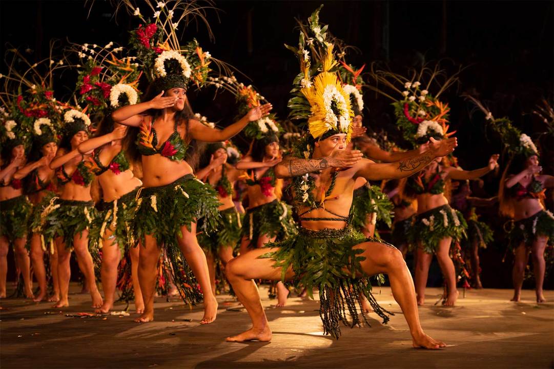タヒチを含む南太平洋に浮かぶ118の島々の伝統であるポリネシアンダンスのルーツとされるタヒチアンダンス。性別や年齢、プロアマを問わず、現地の人たちにとって踊ることは日常の一部。