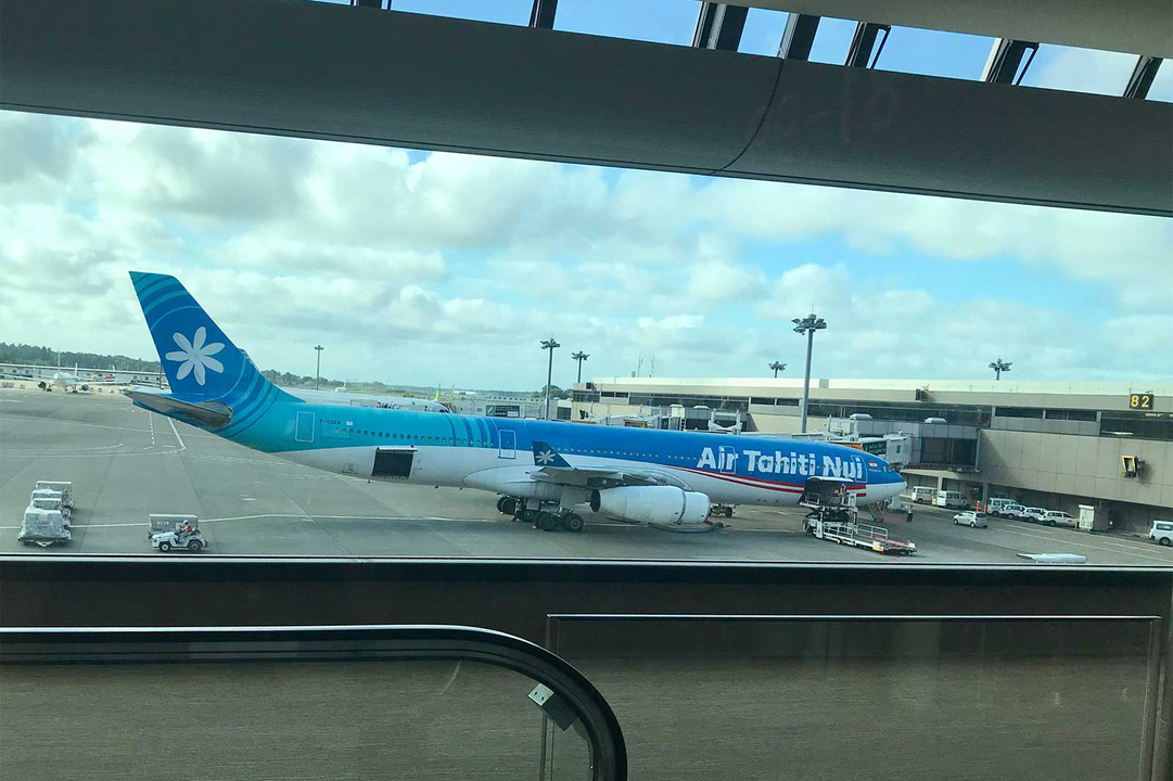 出国審査を終えて搭乗口に向かう途中、〈エア タヒチ ヌイ〉を発見！ 機体に描かれた国花のティアレが目印。