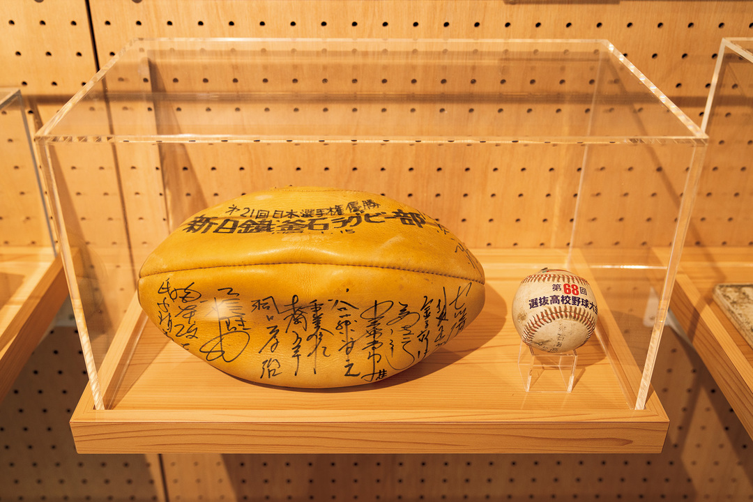津波漂流物として展示される新日鉄釜石の優勝記念ボール