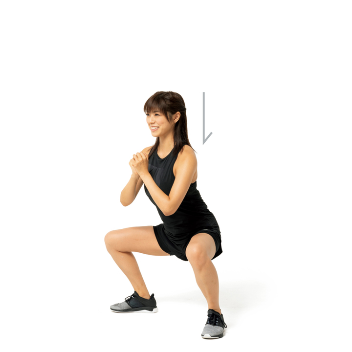 膝と股関節を同時に曲げ、ゆっくり上体を沈める。重心を真下に落とすようにやると尻に負荷がかかる。脇を締め、背中は伸ばしてやや前傾気味に。10回×2セット。