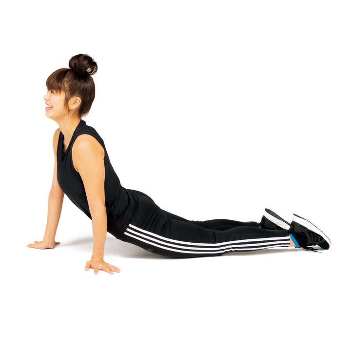 腕まわりはもちろん、姿勢を保つべく背中と腹の筋肉にも効く。10歩×3セット。