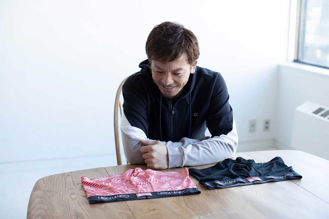 人生で初めての「貰って嬉しい下着を選ぶ」という作業に笑顔を見せる松田選手。