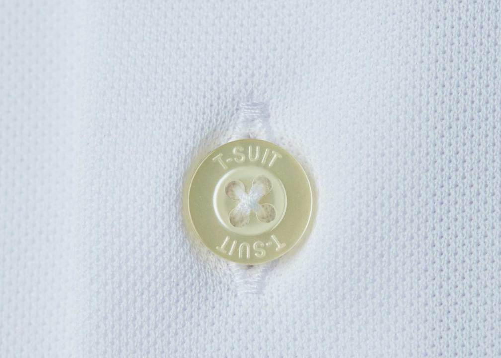 シャツのボタンには〈T-SUIT〉のオリジナル刻印入り。ノーアイロンで着られ、吸水速乾機能もあって、まさに至れり尽くせり。