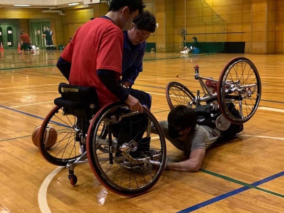 車椅子バスケットボールで転倒する選手