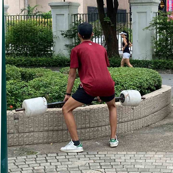 公園で筋トレをしているタイ人の男性