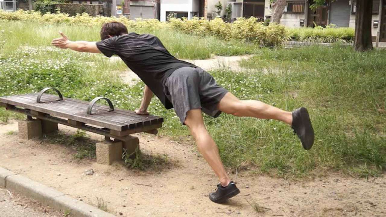 長居公園内でのベンチを利用してのトレーニングイメージ。