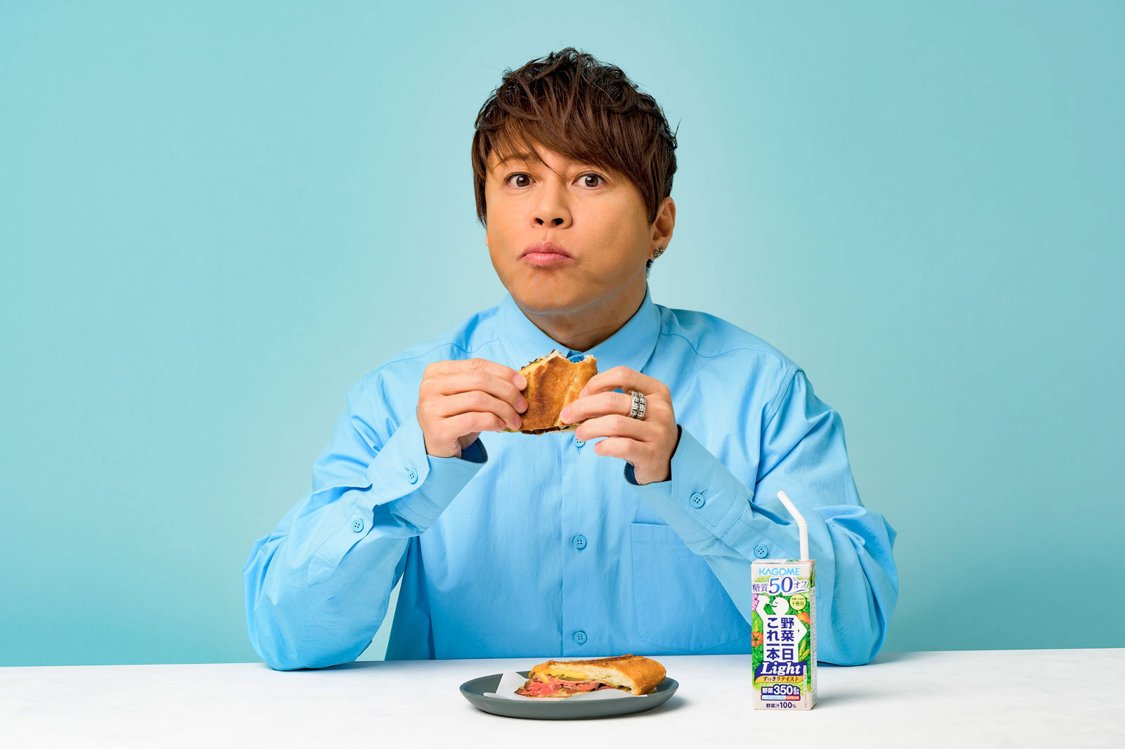 キューバサンドイッチを食べる西川貴教さん