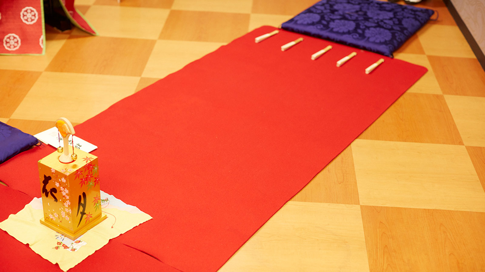 投扇興では、一畳分の緋毛氈2枚が縦に並んだ舞台使用する。