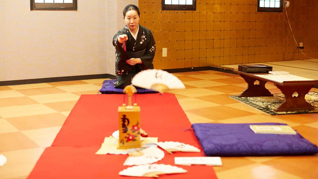 手の身体操作が鍵となる!? 江戸時代の風雅な遊び「投扇興」を楽しむ